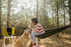 Partir en camping avec son chien : conseils pour passer de bonnes vacances